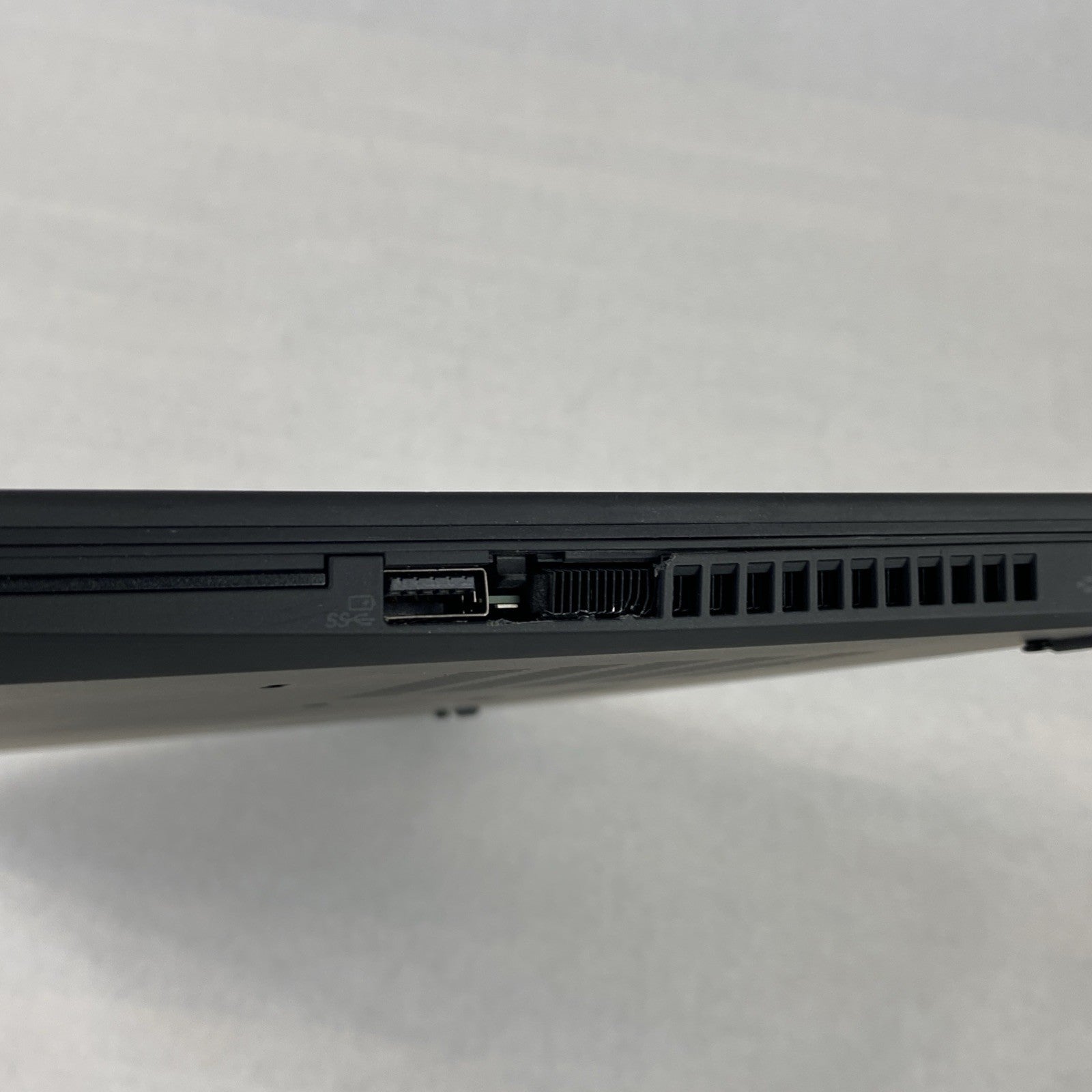 Lenovo ThinkPad T490 Core i5-8365U 1.60 GHz 8 GB RAM 14" No Battery No HDD No OS