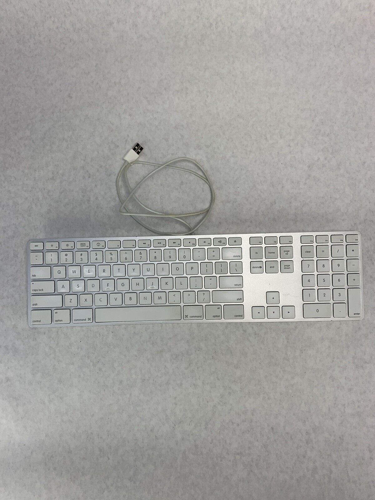 Apple Mac Keyboard Genuine A1243 USB Ultra Thin Aluminum Keypad Used