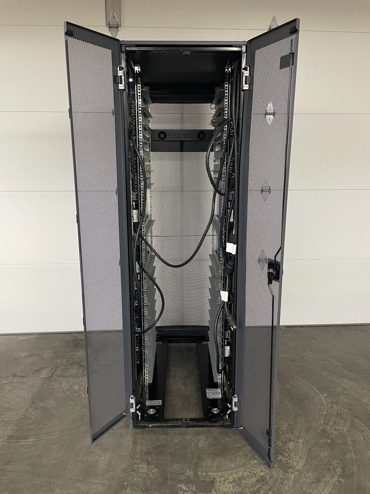 NETAPP NAC-0501 Server Rack Cabinet Unlocked With Keys