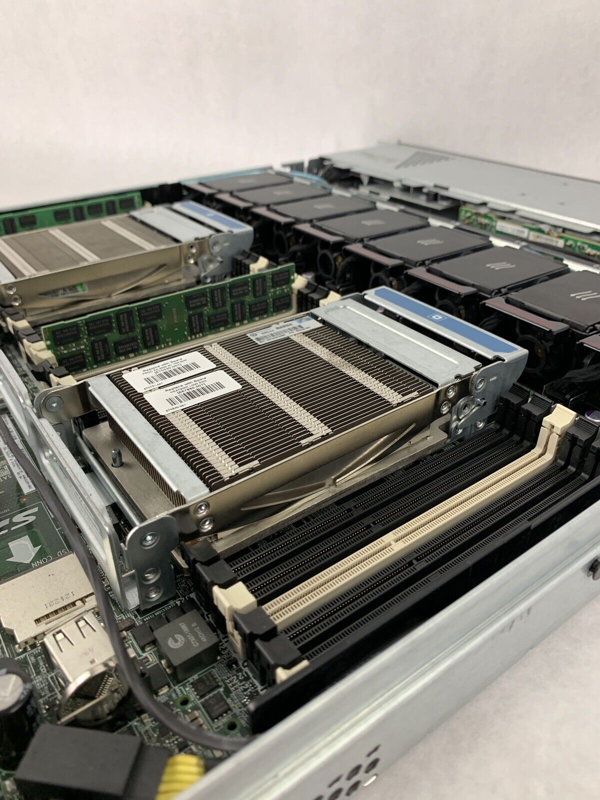 HP Proliant DL360p G8 Gen8 2x Quad Core E5-2609 2.4 GHz 16 GB RAM No HDD No OS