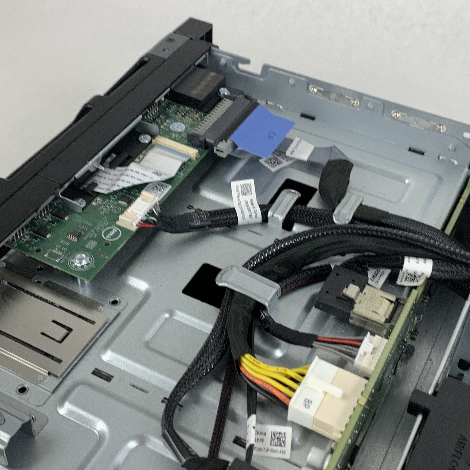 Dell EMC Poweredge R530 2x Xeon E5-2620v3 2.4 GHz 32 GB Ram No OS No HDD No PSUs