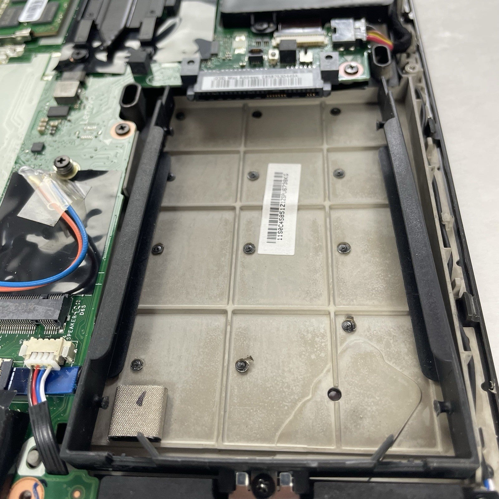 Lenovo ThinkPad T460 14" i5-6300U 2.40 GHz 8 GB RAM No HDD/OS - Bad Bottom19