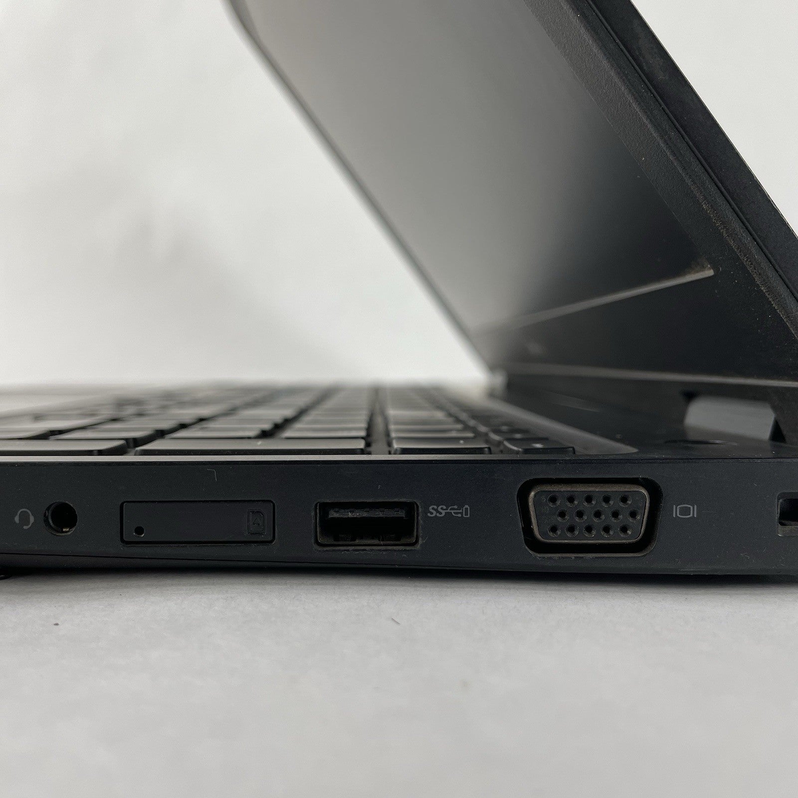 Dell Latitude 5580 15.6" i5-7300U 2.6 GHz 8 GB RAM No SSD/OS/AC - Bad Back Edge8