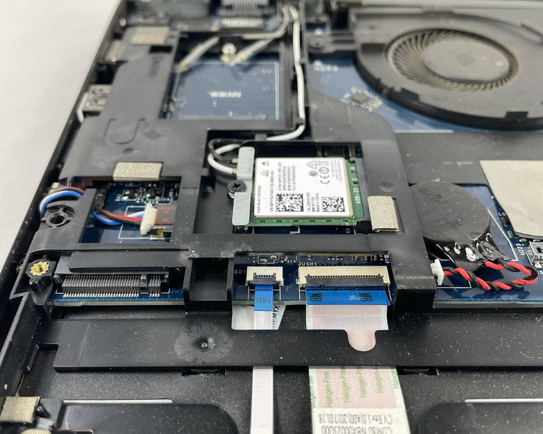 Dell Latitude 5580 15.6" i5-7300U 2.60 GHz 8 GB RAM No SSD/OS/Batt - Bad Corner