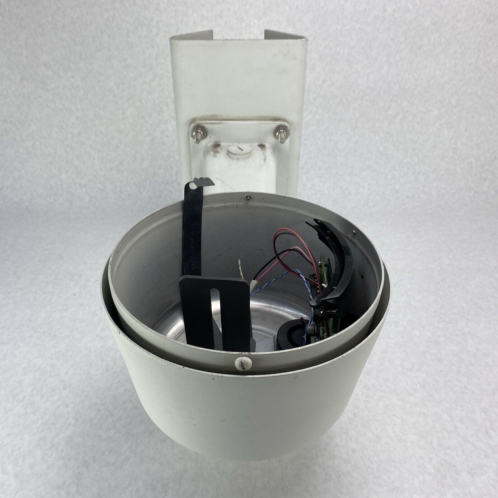 Pelco DF5-PG-E1 Fixed Mount Outdoor Pendant No Camera w/ Wall Mount PA-402