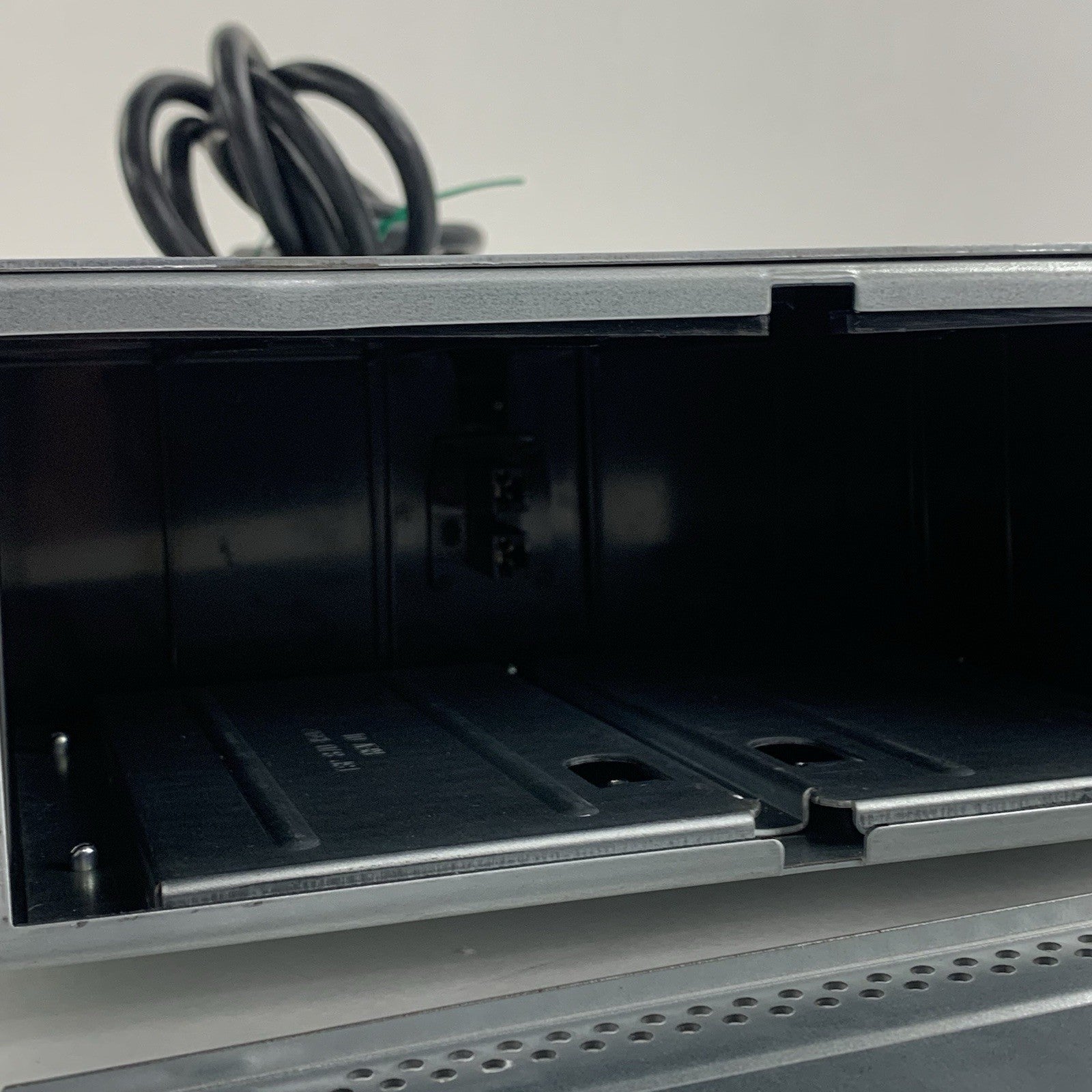 APC SMT750RM2U Line Interactive Rackmount No Battery No Faceplate W/ Caddy Cover7