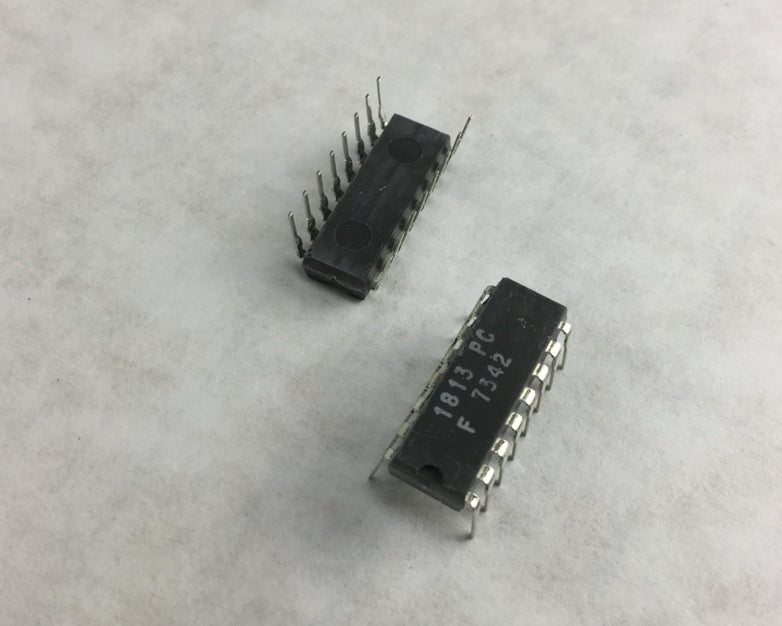 FAIRCHILD 1813 PC  16-Pin Dip Integrated Circuit  Lot of 15