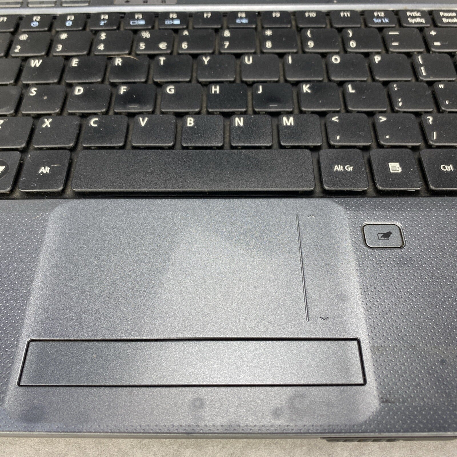 Acer Aspire 5740 15.6" Intel Core i3-M330 2.13GHz 4GB RAM No AC HDD OS