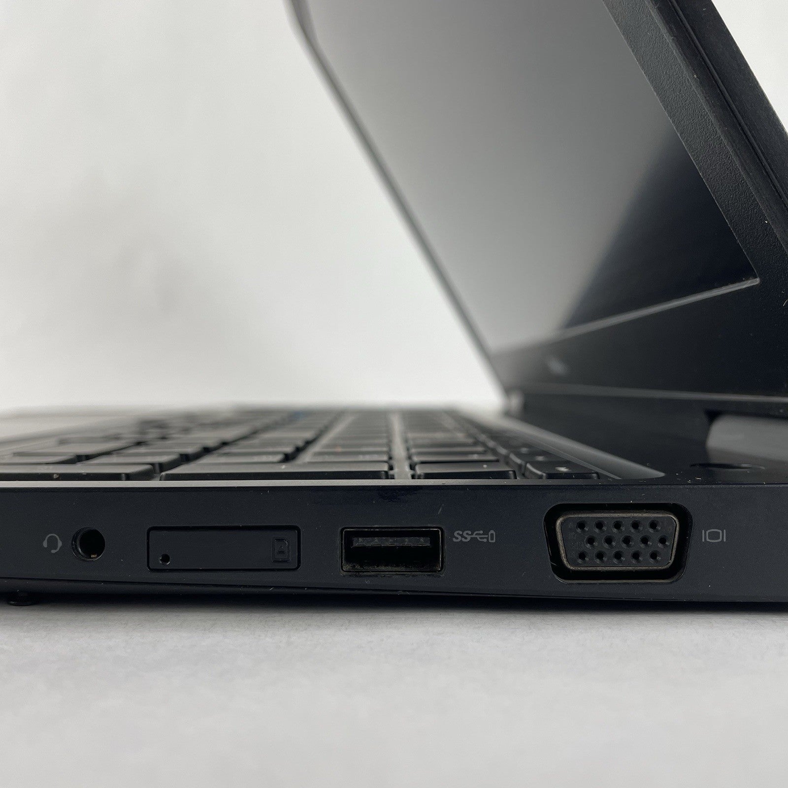 Dell Latitude 5580 15.6" i5-7300U 2.60 GHz 8 GB RAM No SSD/OS/Batt - Bad Corner8