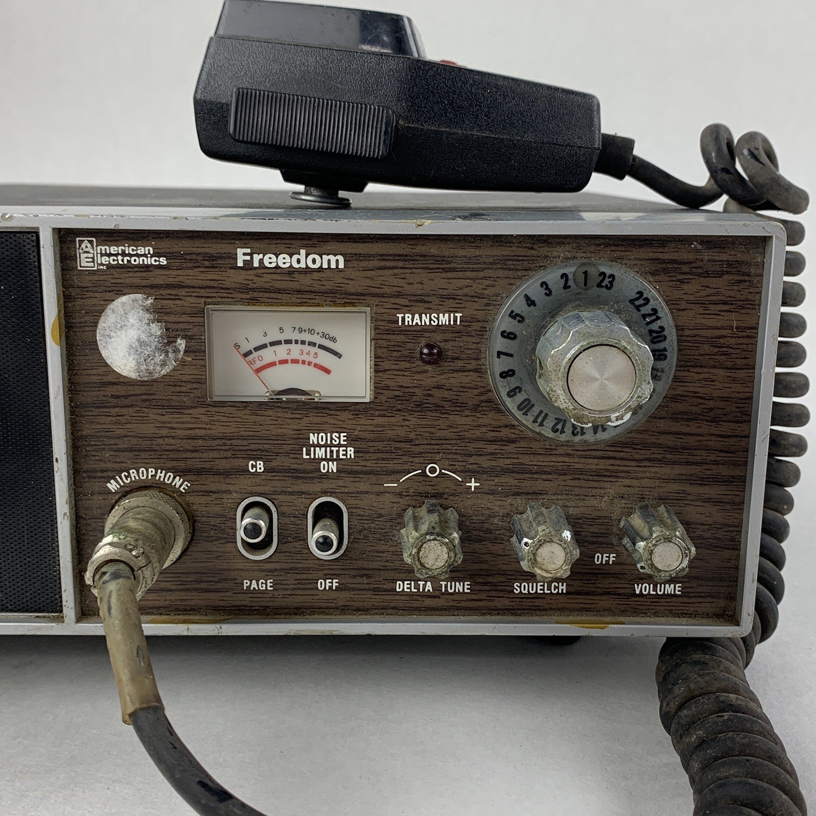 American Electronics 76-601  Freedom CB Radio Powers ON