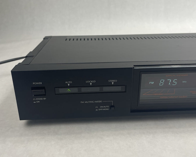 Sansui T-700 Quartz PLL Synthesizer AM/FM Stereo Tuner Power Tested