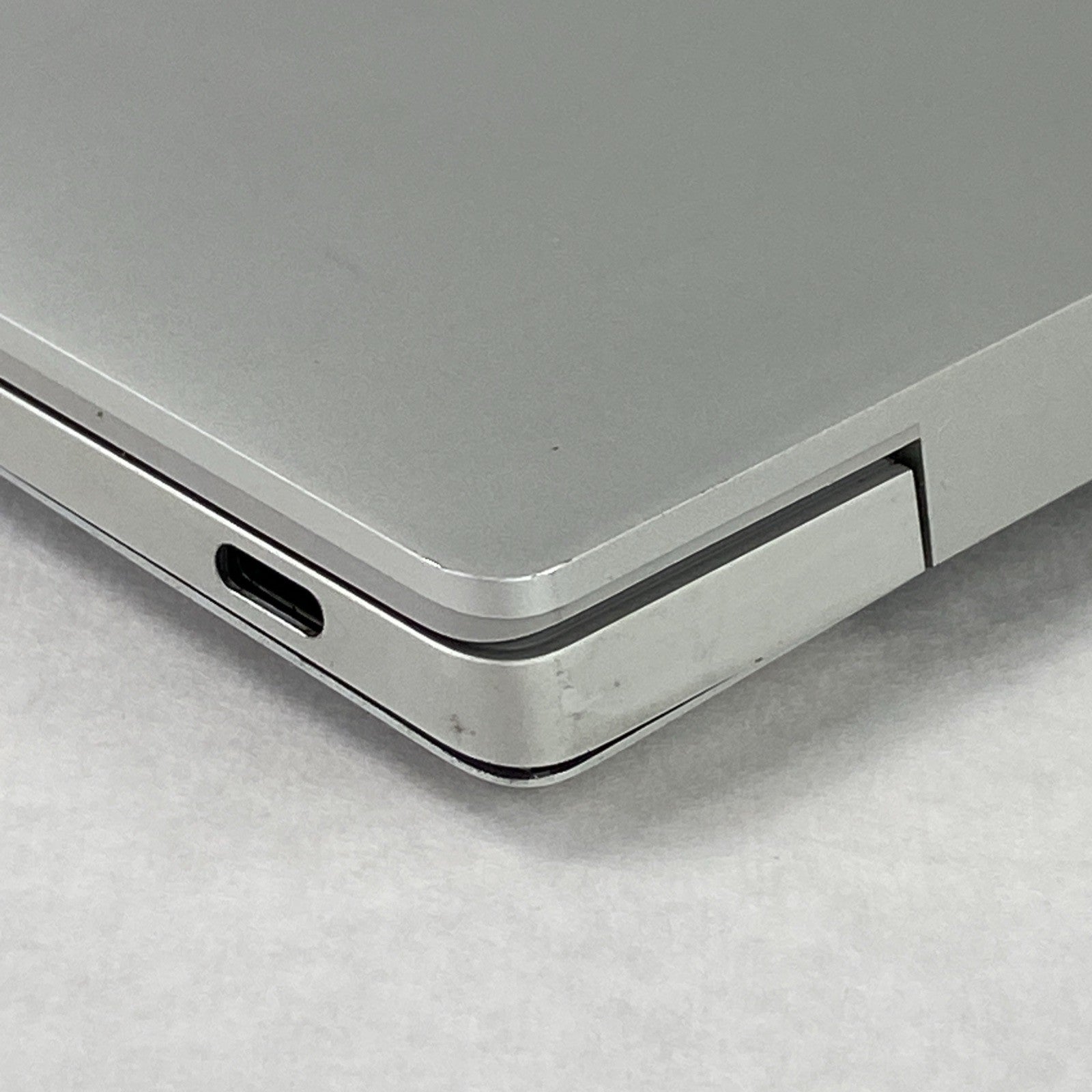 Dell XPS 9320 13.3" Touch i7-1260P 3.26 GHz 16 GB No HDD No OS
