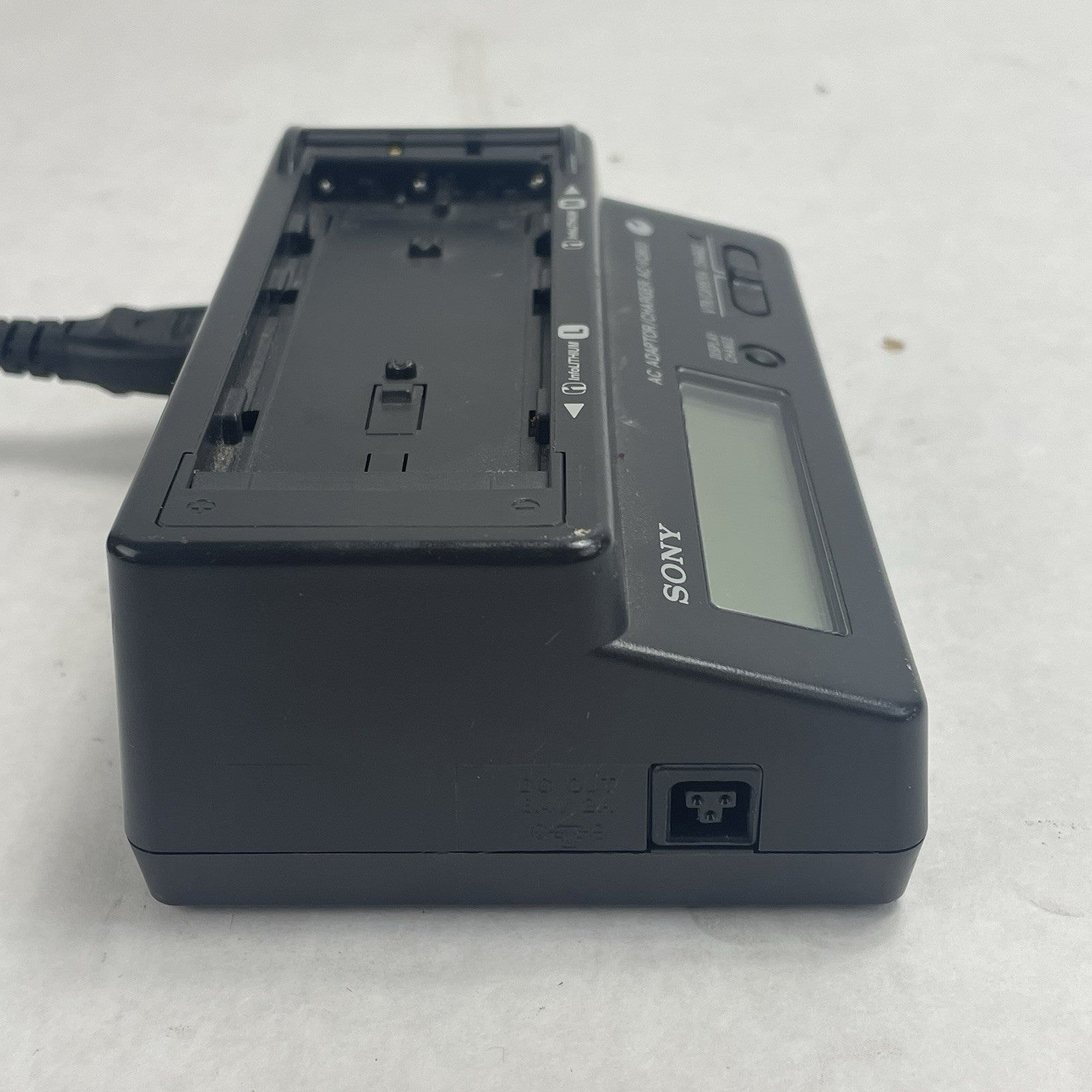 Sony Power Adapter and Charger for L/M Series Batteries (AC-VQ800)2