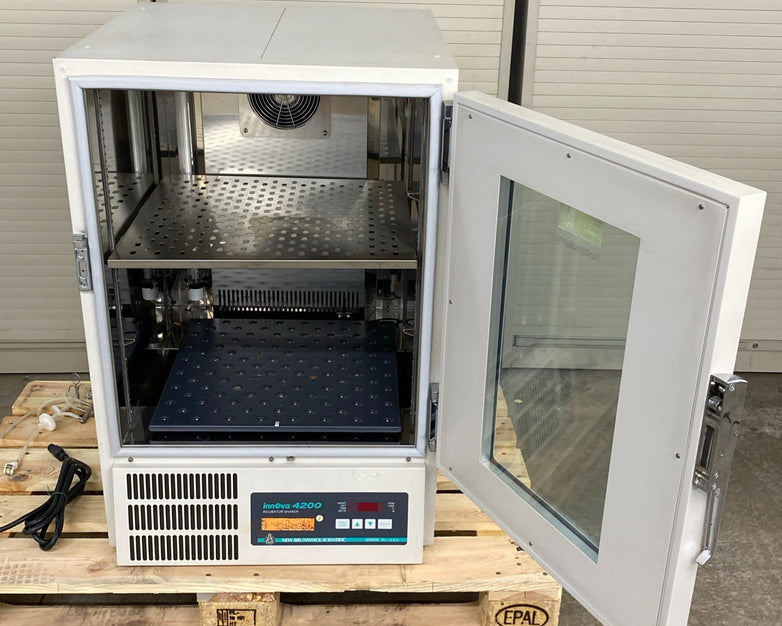 New Brunswick Scientific Innova 4200 Incubator Shaker M1233-0004