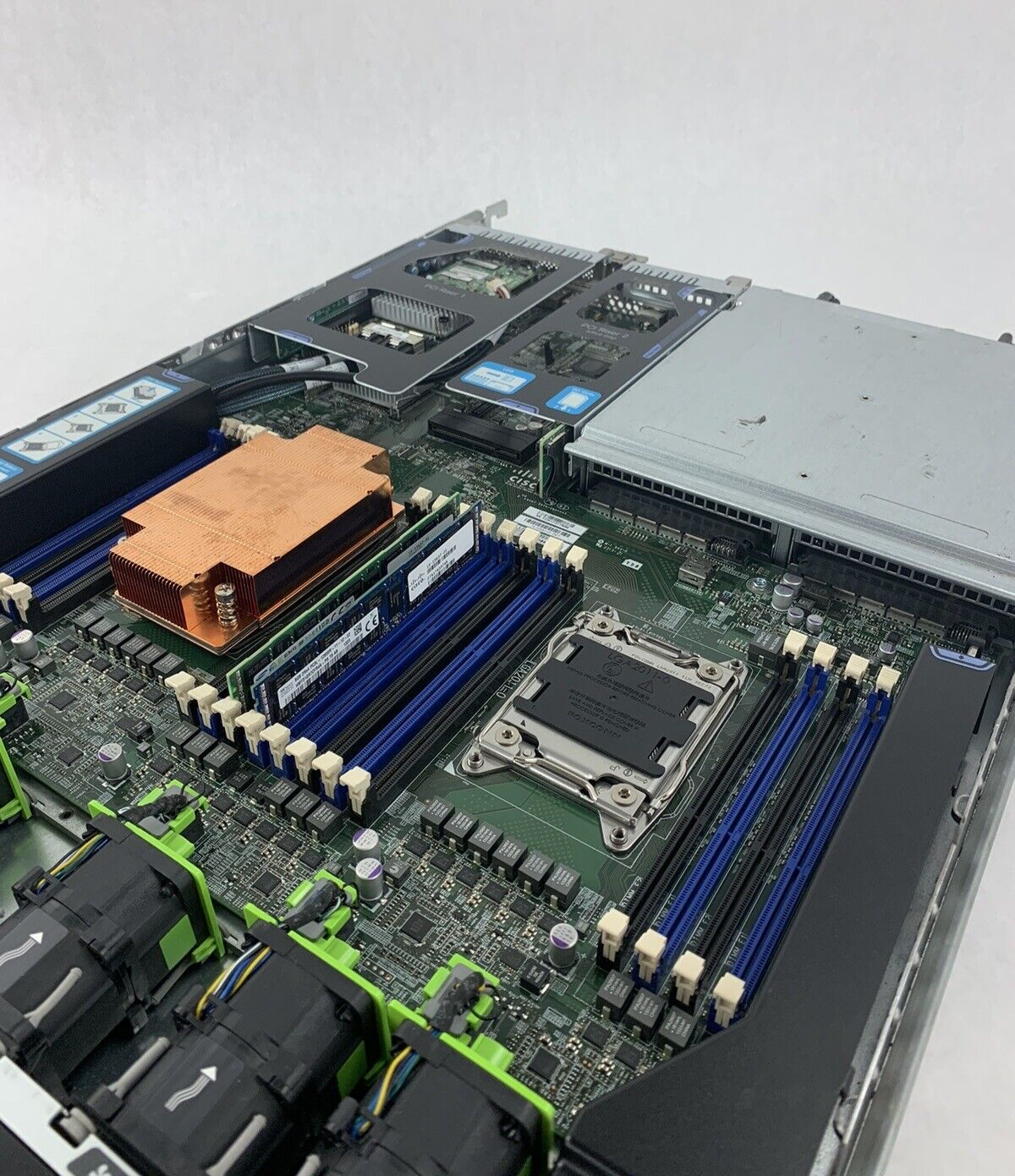 Cisco-UCS UCSC-C220-M3S Server Xeon E5-2609 2.4 GHz  16 GB RAM No HDD No OS