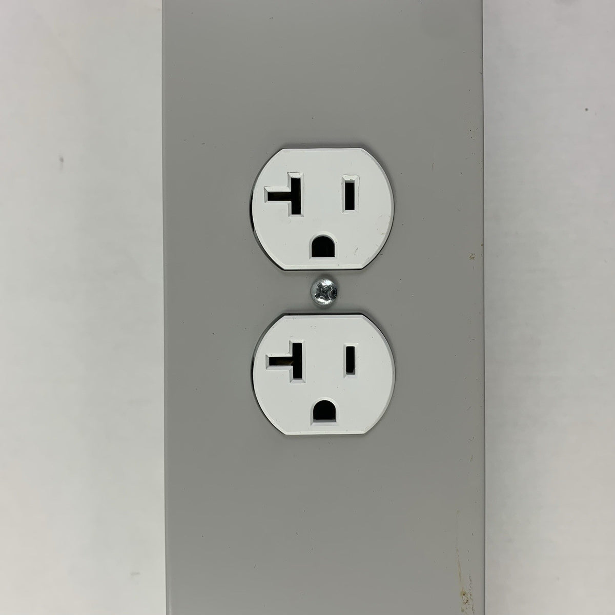 Lista LR51943 Series 8000 Workbench Power Strip 125V 15A 1875W - Outlets Tested6