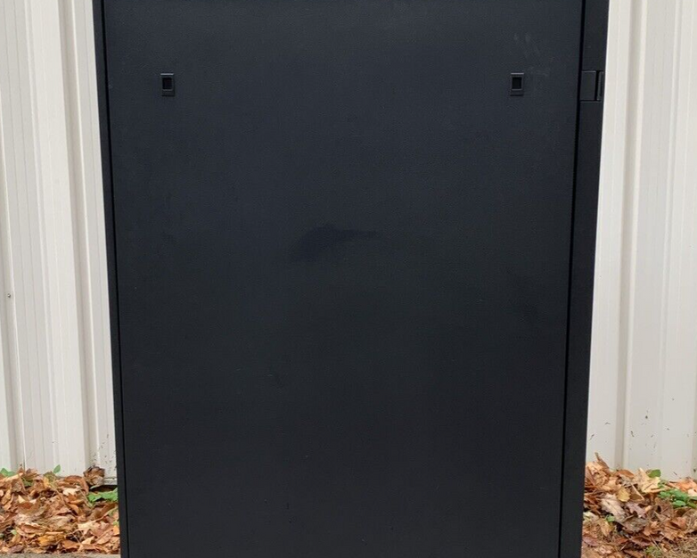 IBM NetBAY 9308 42U Enterprise Server Cabinet Rack 42S w/ Keys and Side Panels