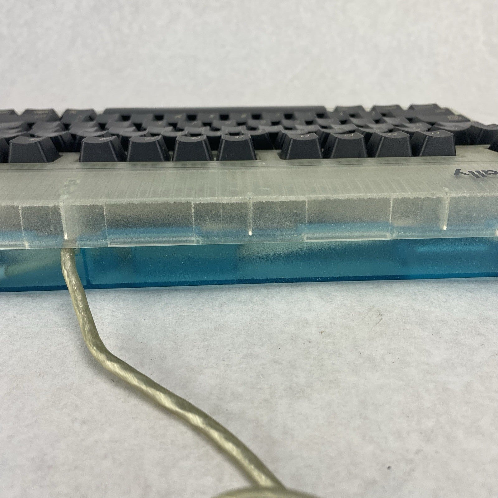 Macally iKey Wired USB Keyboard