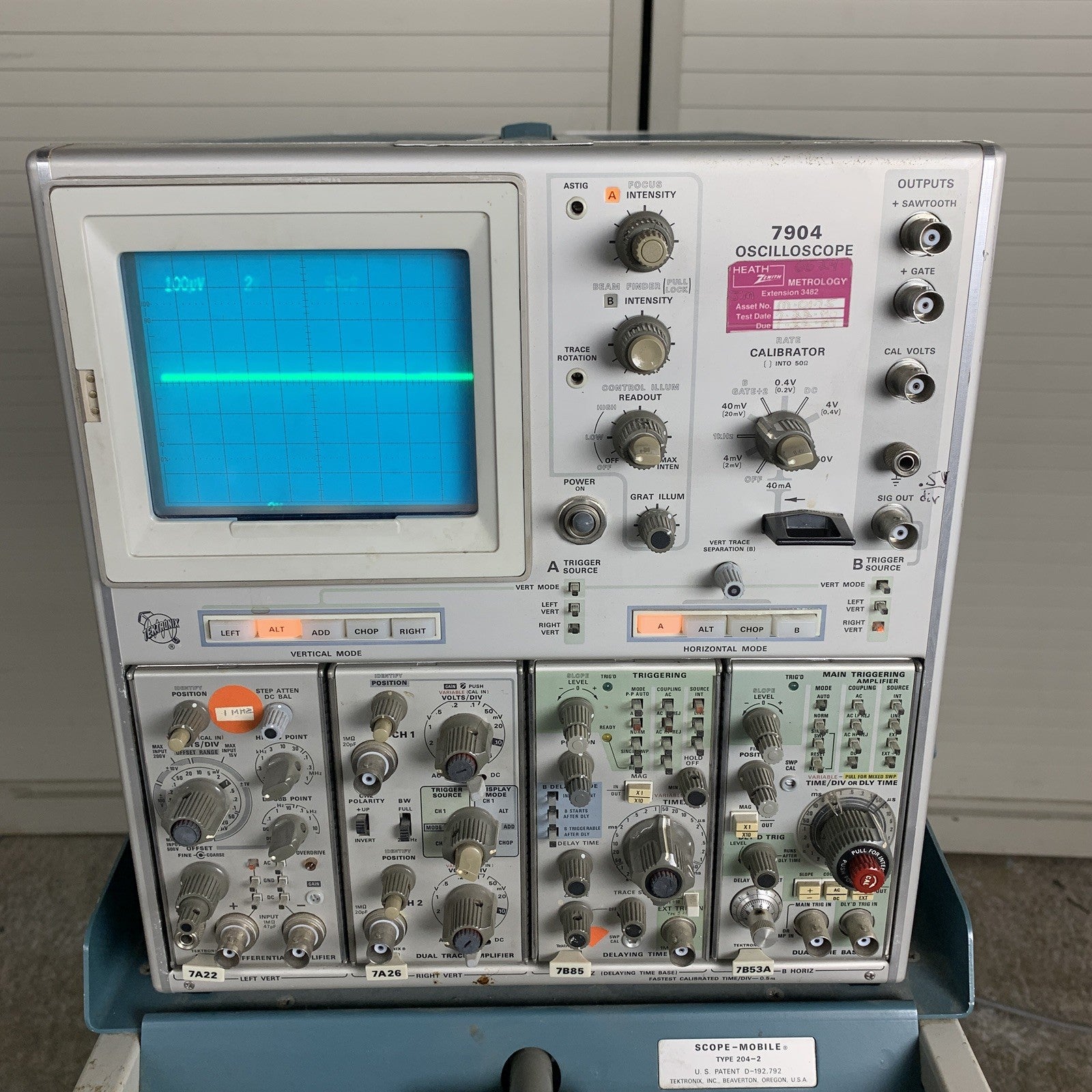 Tektronix 7904 Oscilloscope W/ 7A22 7A26 7B85 7B53A Module Cards and 204-2 Cart