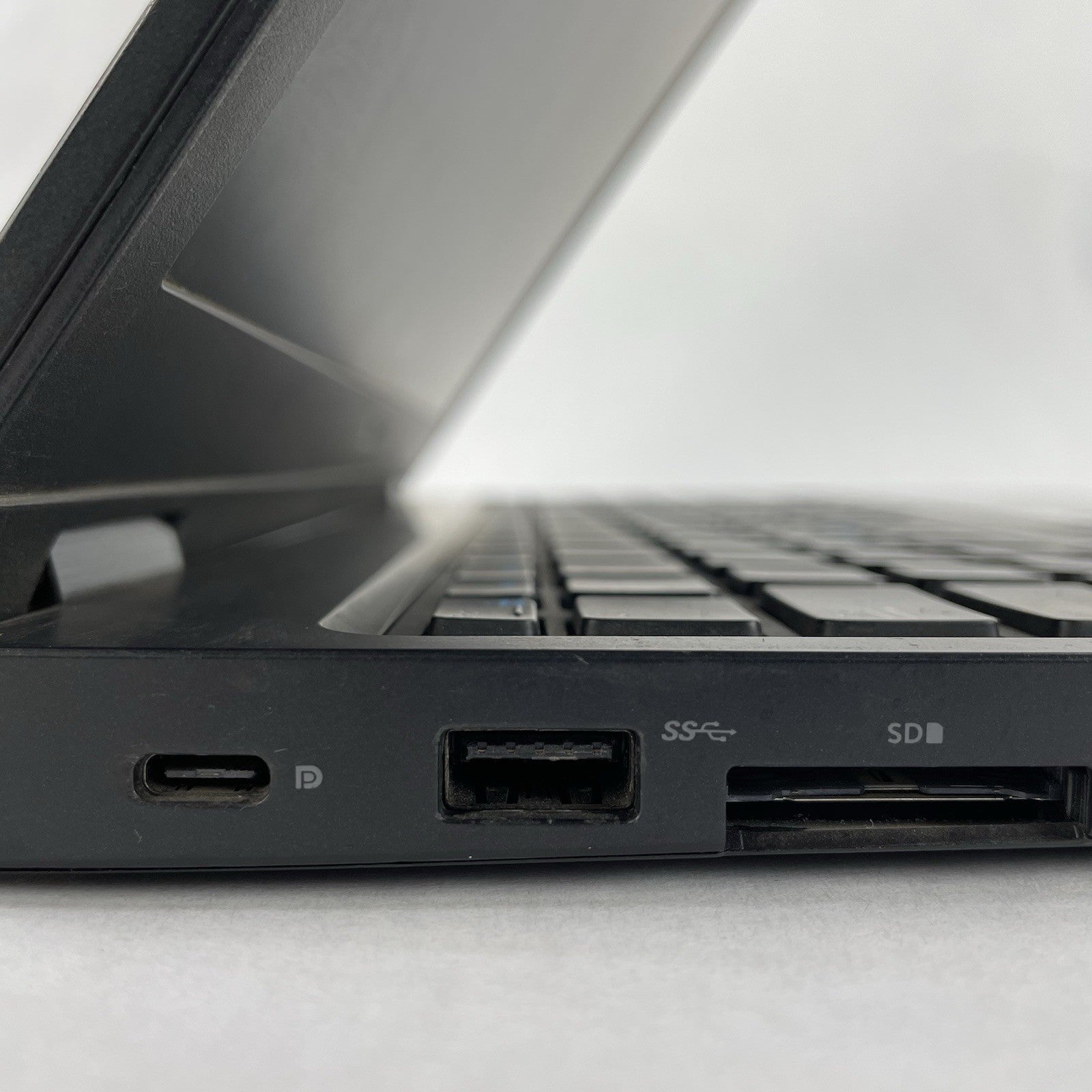 Dell Latitude 5580 15.6" i5-7300U 2.6 GHz 8 GB RAM No SSD/OS/AC - Bad Back Edge6