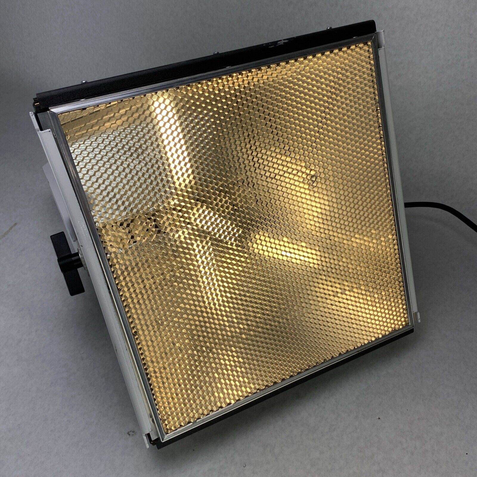 VIDESSENCE AA311471 16"X16" Studio Light with Honeycomb Grid and Grid Clamp