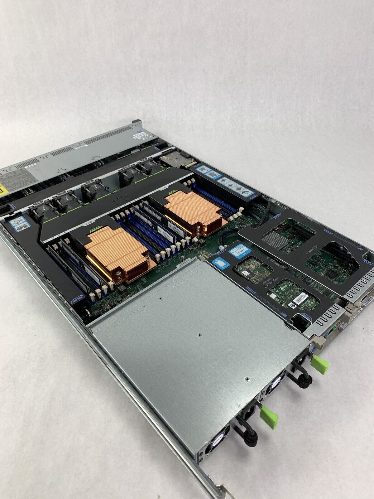 Cisco UCSC-C220-M3S V01 Xeon E5-2609 2.40 GHz  32 GB RAM No OS No HDD