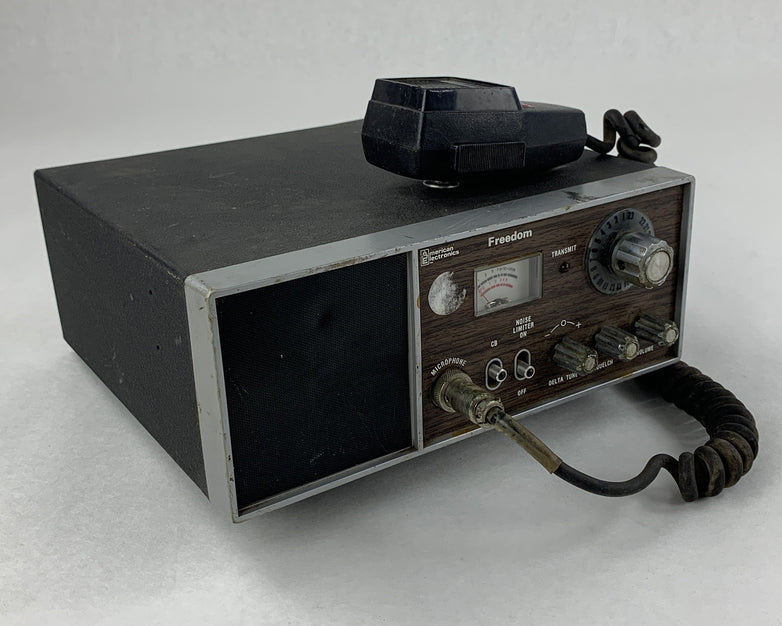 American Electronics 76-601  Freedom CB Radio Powers ON