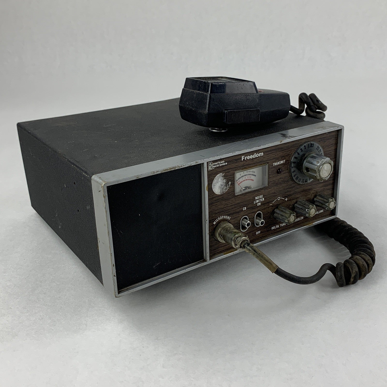 American Electronics 76-601  Freedom CB Radio Powers ON