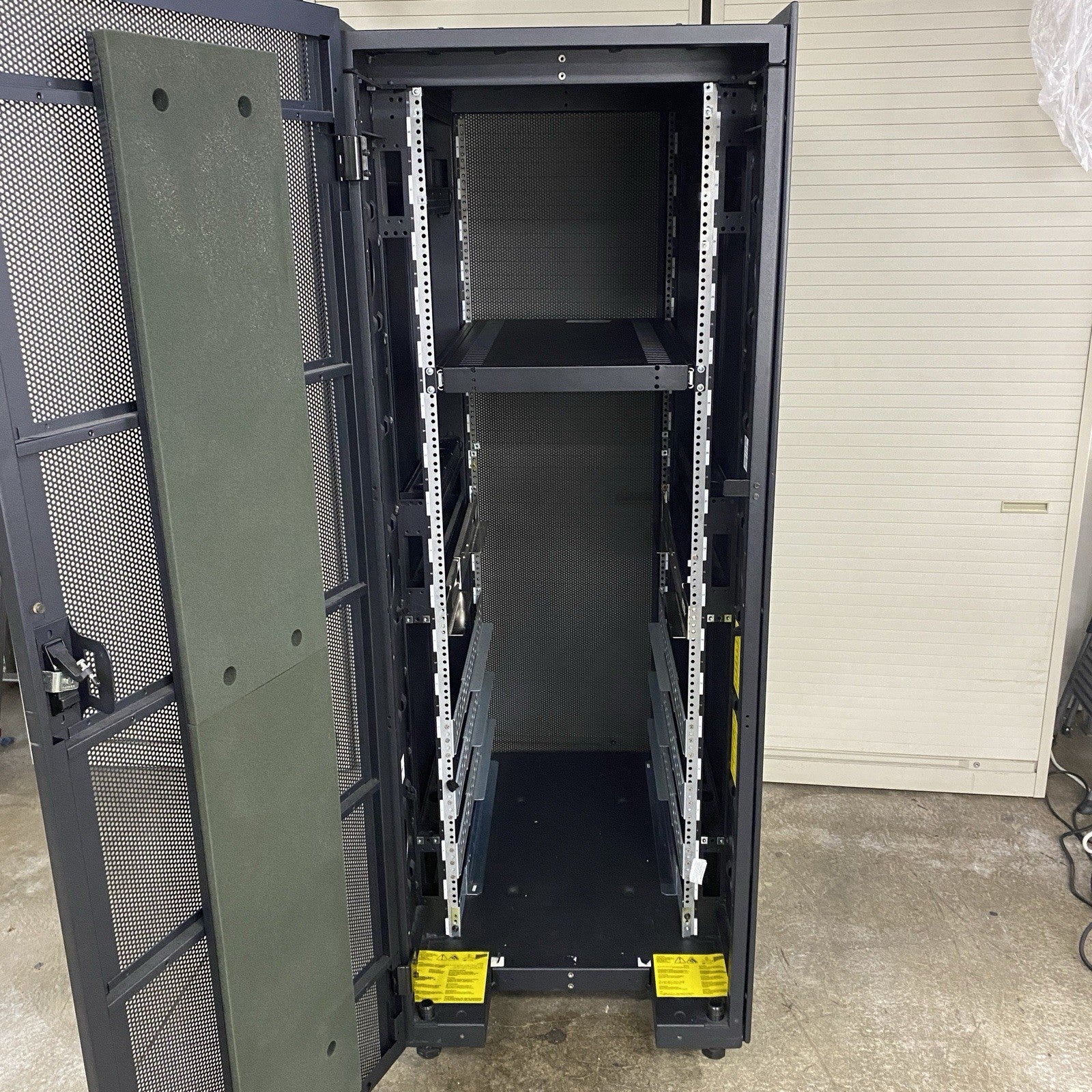 IBM 7014-T00 Enterprise 19" Rack Enclosure No Keys9