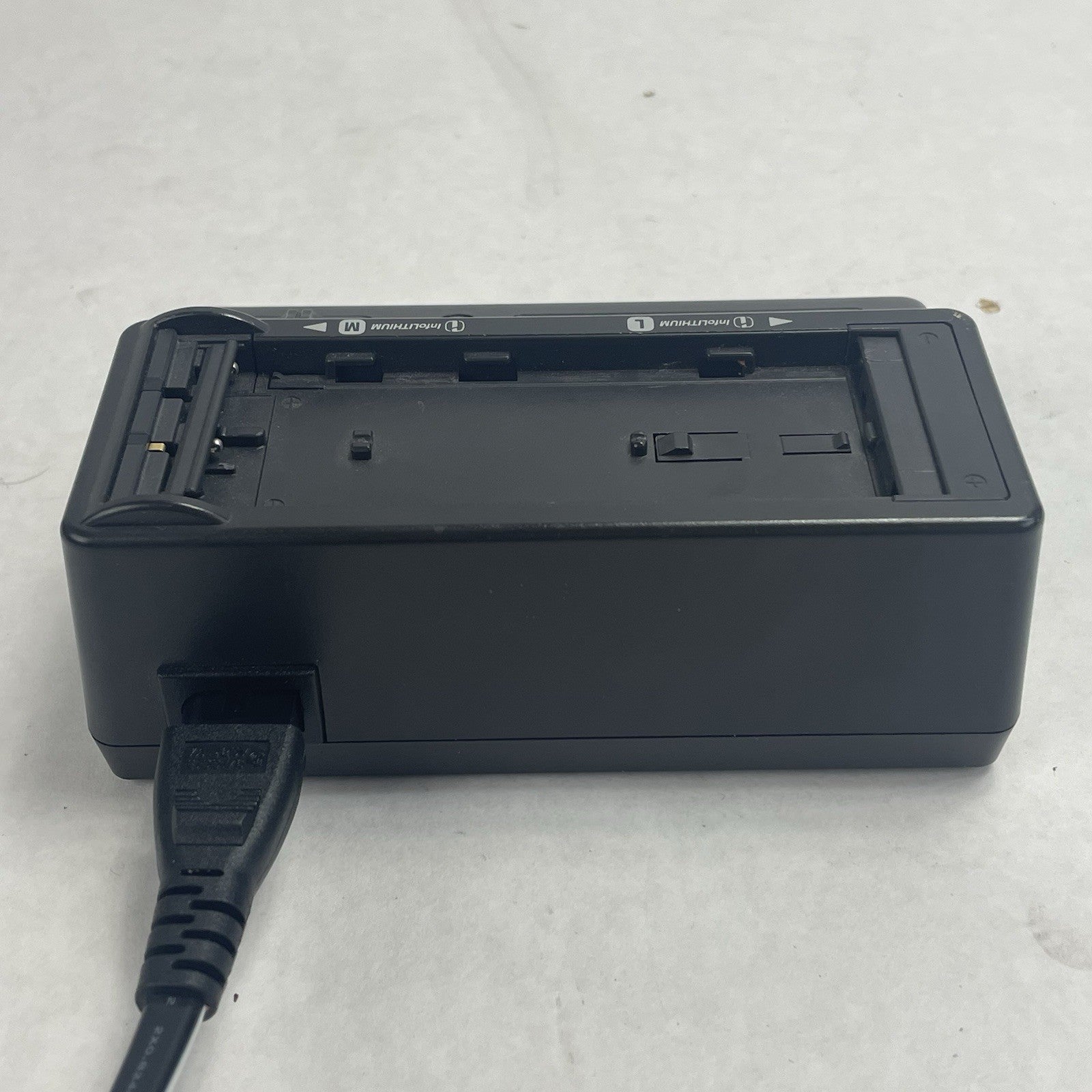 Sony Power Adapter and Charger for L/M Series Batteries (AC-VQ800)3