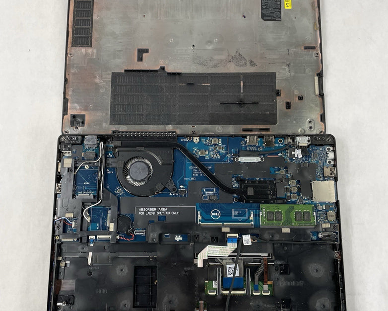 Dell Latitude 5590 15.6" i5-8250U 1.6 GHz 8GB RAM No SSD No OS - Bad Corner READ
