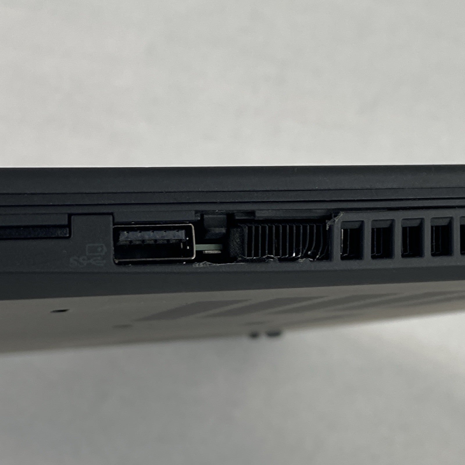 Lenovo ThinkPad T490 Core i5-8365U 1.60 GHz 8 GB RAM 14" No Battery No HDD No OS