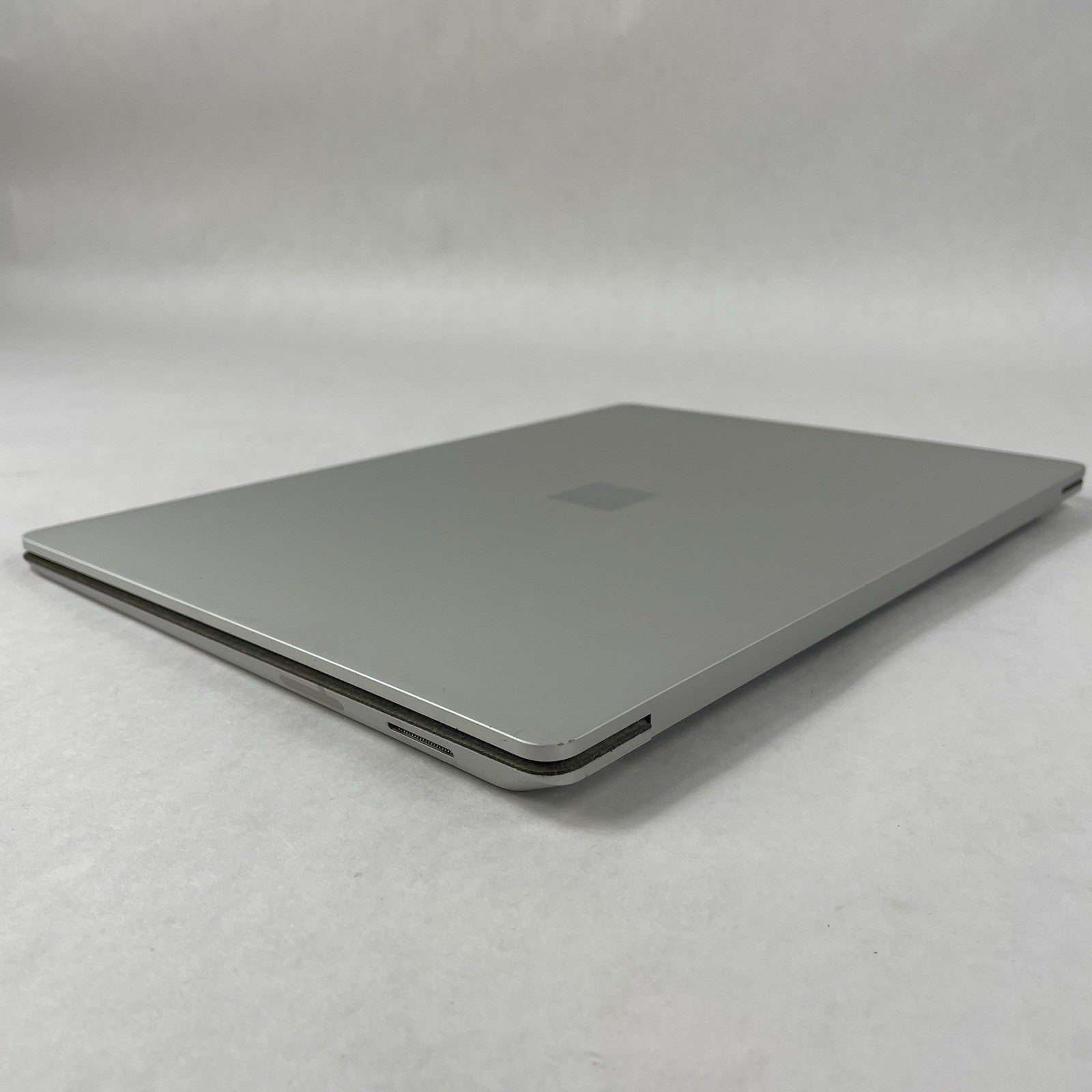Microsoft Surface Laptop 13.3" i5-7200U 2.50 GHz 8 GB RAM 256 GB SSD Windows 1110