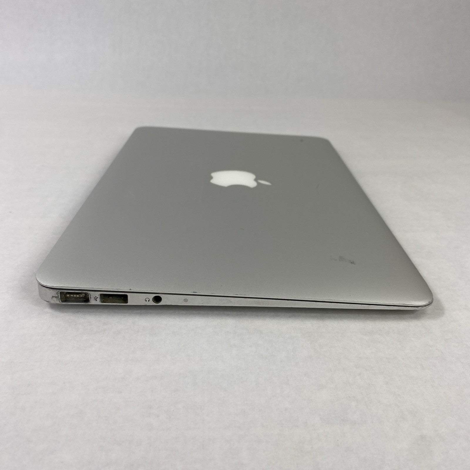 Apple MacBook Air A1370 2011 11" 1.6GHz Core i5 4GB RAM 120GB SSD os10.7.5