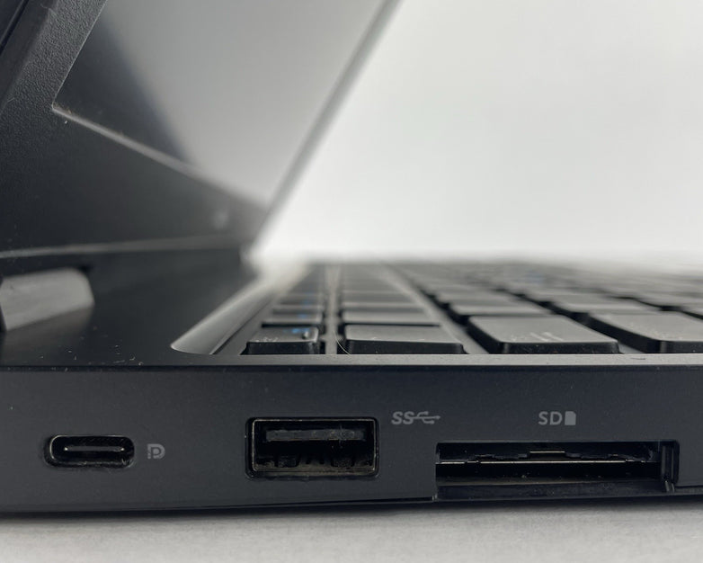 Dell Latitude 5580 15.6" i5-7300U 2.60 GHz 8 GB RAM No SSD/OS/Batt - Bad Corner