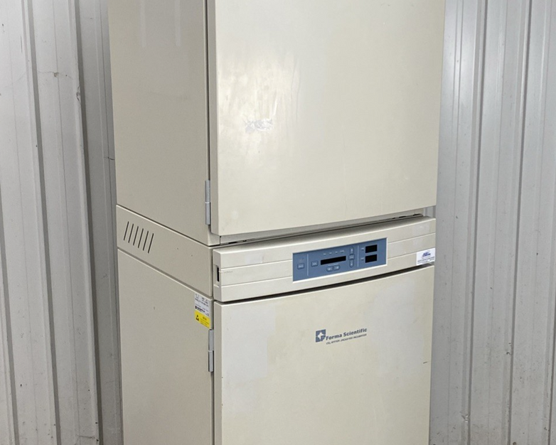 Forma Scientific 3110 Dual Stacked Water Jacketed CO2 Incubators