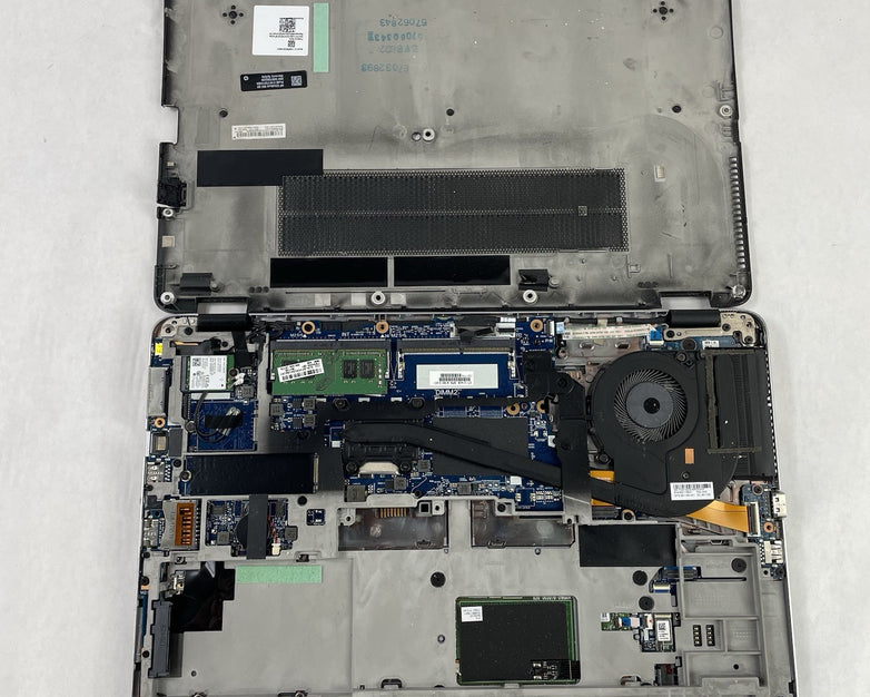 HP EliteBook 850 G3 15.6" i5-6200U 2.30 GHz 8 GB RAM No SSD No OS - Bad Bottom