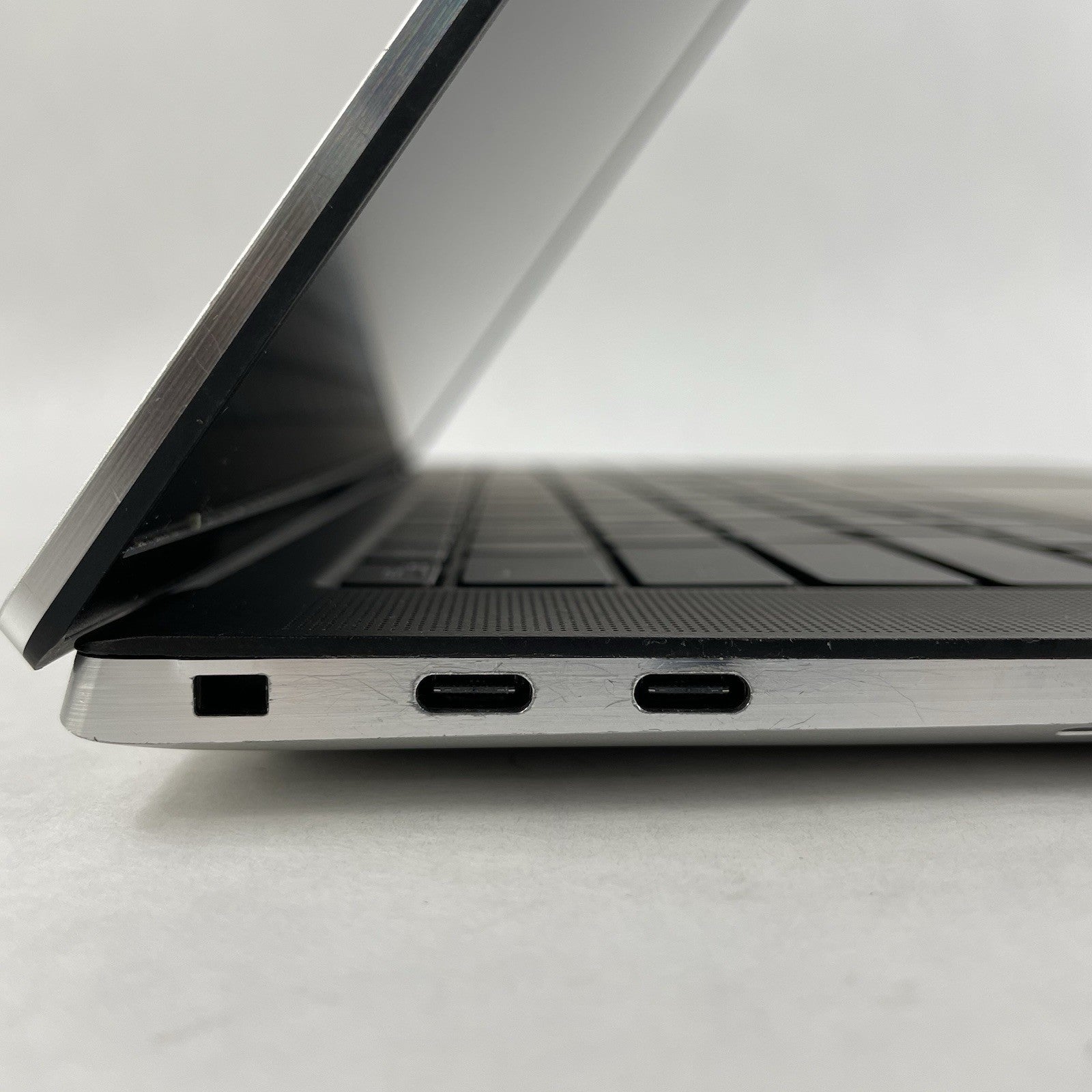 Dell XPS 15 9520 15.6" i7-12700H 2.27 GHz 16 GB RAM RTX 3050TI No SSD/OS/AC5