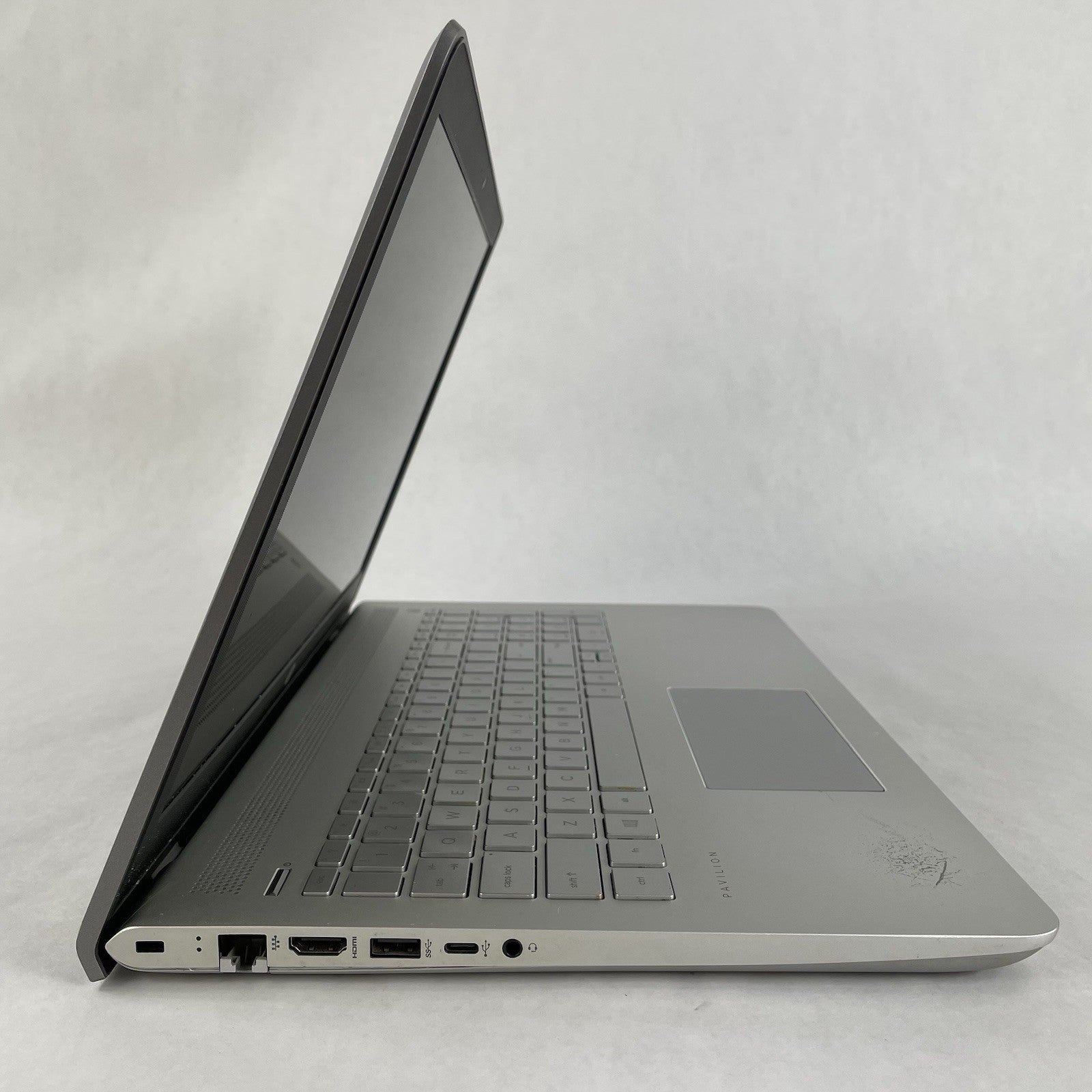 HP Pavilion 15-cc123cl 15.6" i5-8250U 1.60 GHz 8GB RAM No SSD No OS - Bad Bottom8