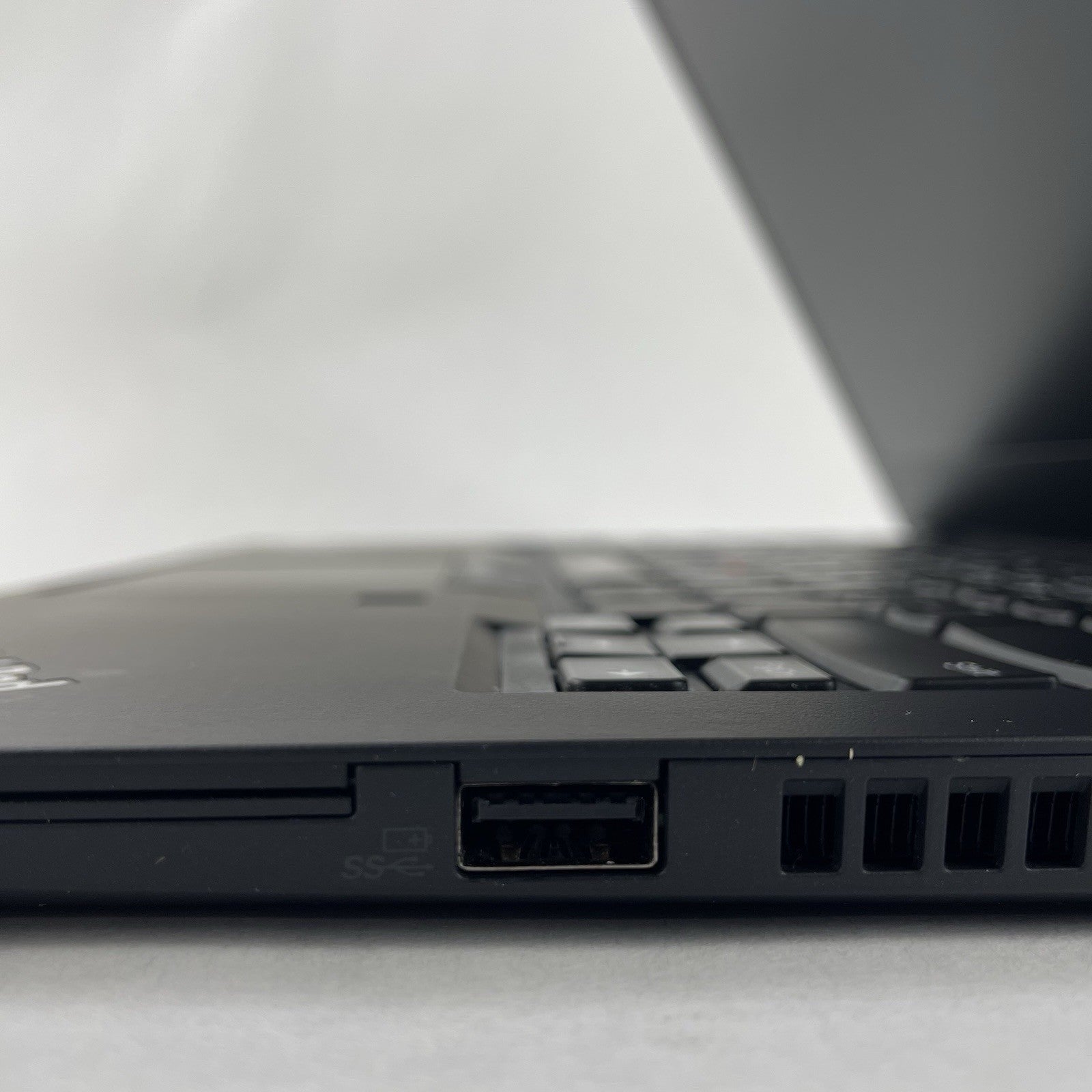 Lenovo ThinkPad T14 Gen1 14" i5-10310U 1.70GHz 8GB RAM No SSD/OS/AC - Bad Corner9