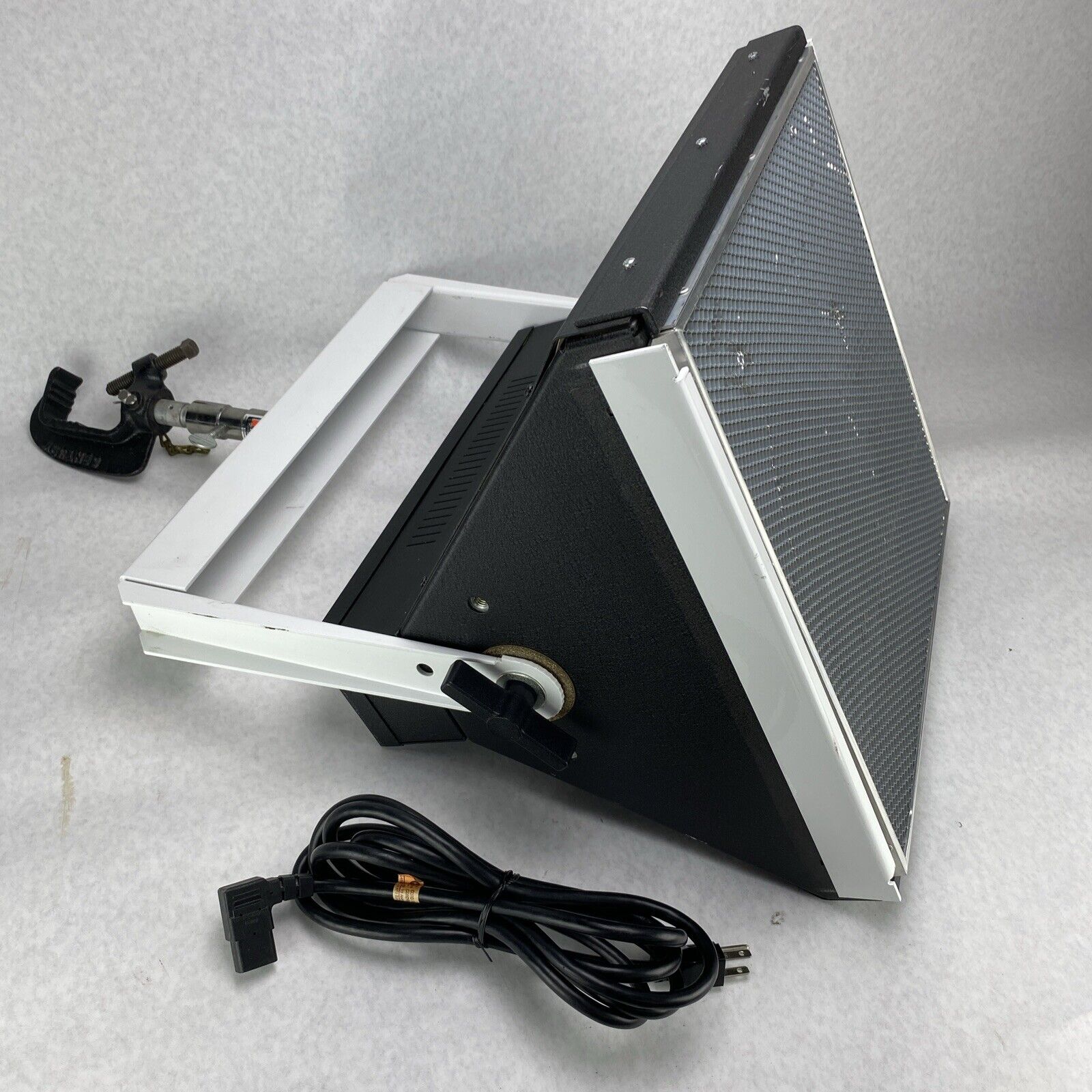 VIDESSENCE AA311471 16"X16" Studio Light with Honeycomb Grid and Grid Clamp
