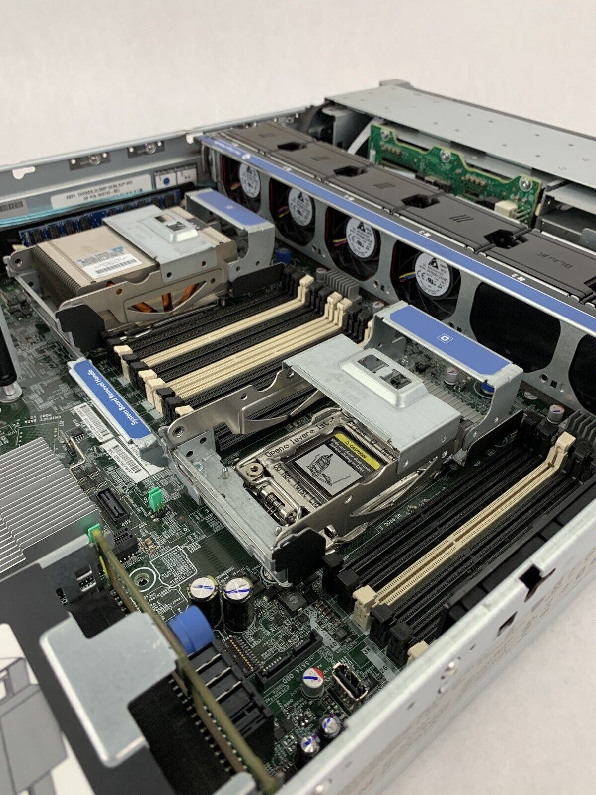 HP ProLiant DL 380p Gen8 Server Xeon E5-2620 2.0 GHz 16 GB RAM No HDD No OS