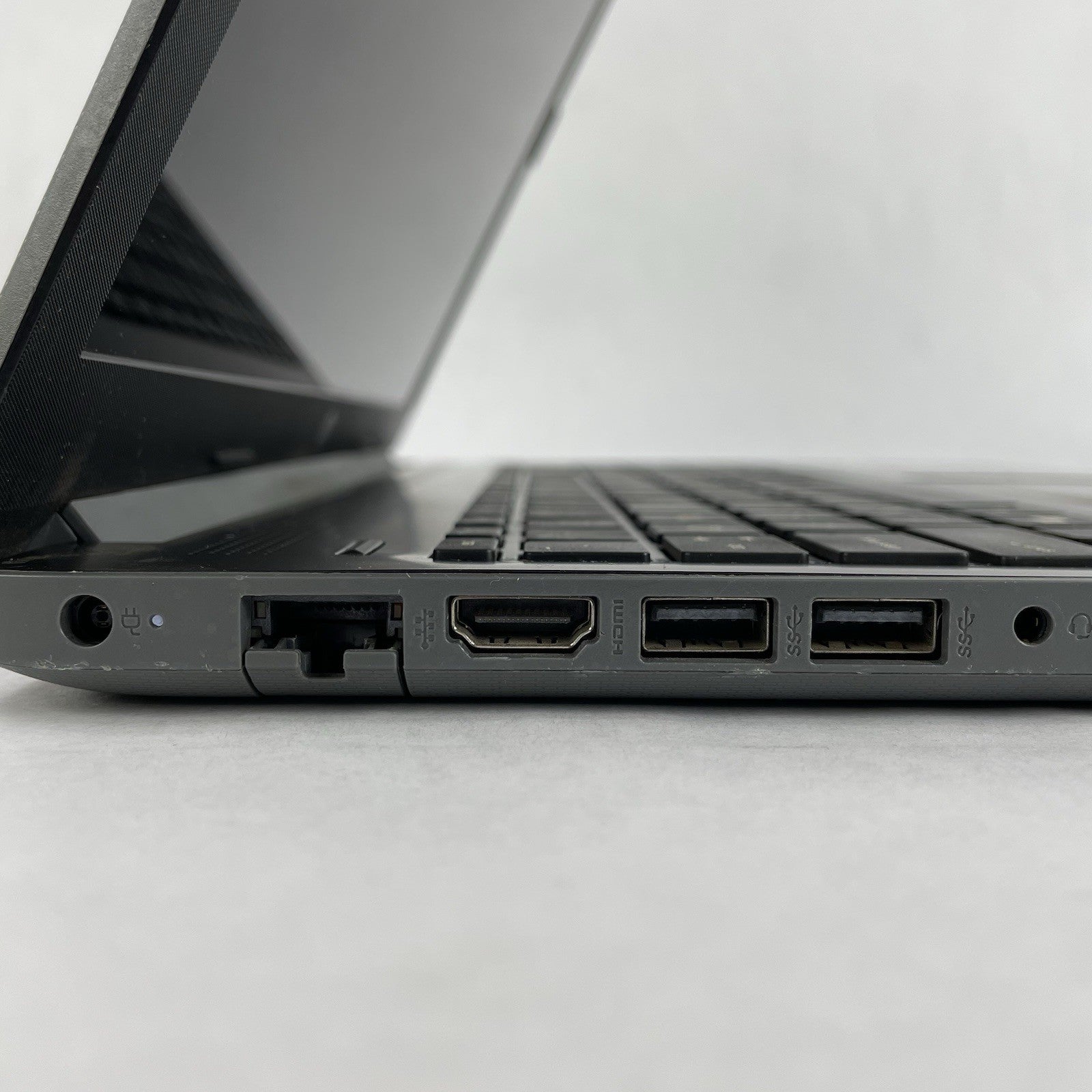 HP 15-da0046nr 15.6" i3-7020U 2.30 GHz 8 GB RAM No SSD No OS - Bad Bottom4