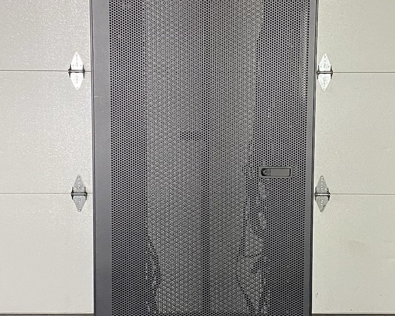 IBM 9307-4RX 1S 42U Server Rack Cabinet 39M6738 w/ Power Distribution Units
