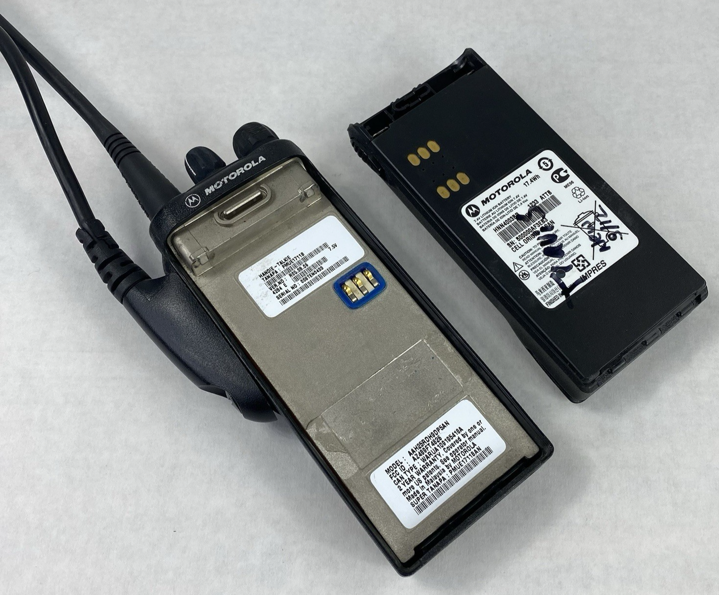 Motorola HT1250 LS + AAH25RDH9DP7AN Two Way Radio with Battery and Mic Untested