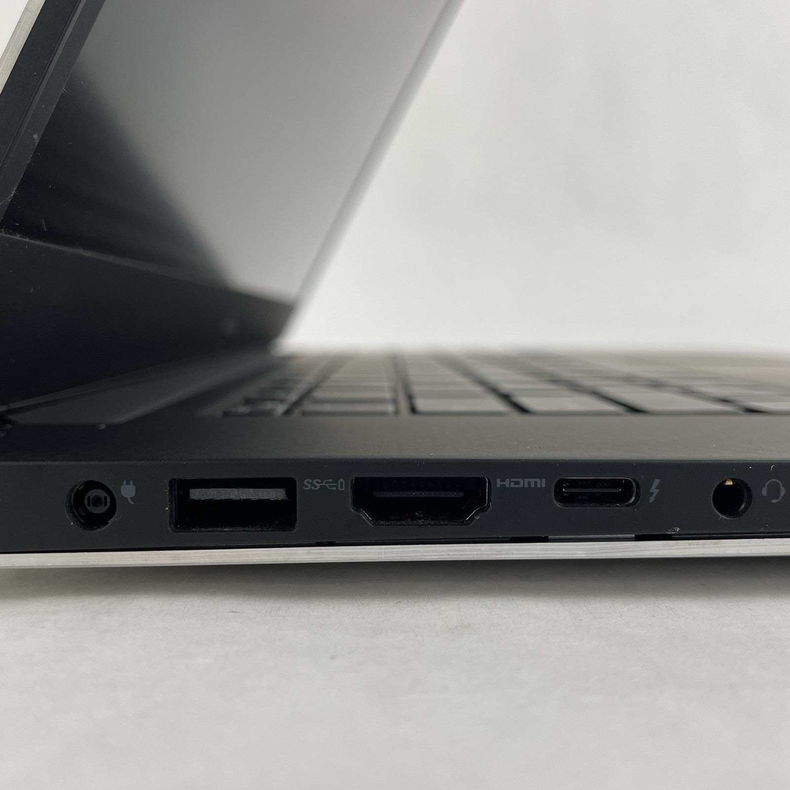 Dell XPS 15 9570 15.6" i5-8300H 2.30 GHz 8 GB RAM No SSD/OS/AC - Bent Bottom9