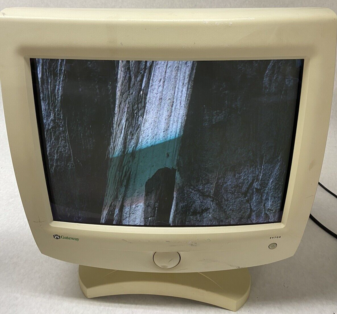 Gateway EV700B 17" VGA Vintage CRT Retro Desktop Monitor 60Hz SCUFFS