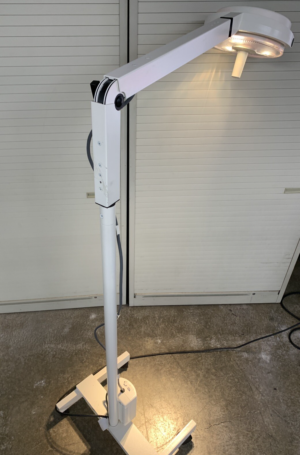 Welch Allyn Model 44200 Procedure Light with Mobile Floor Stand Powers On