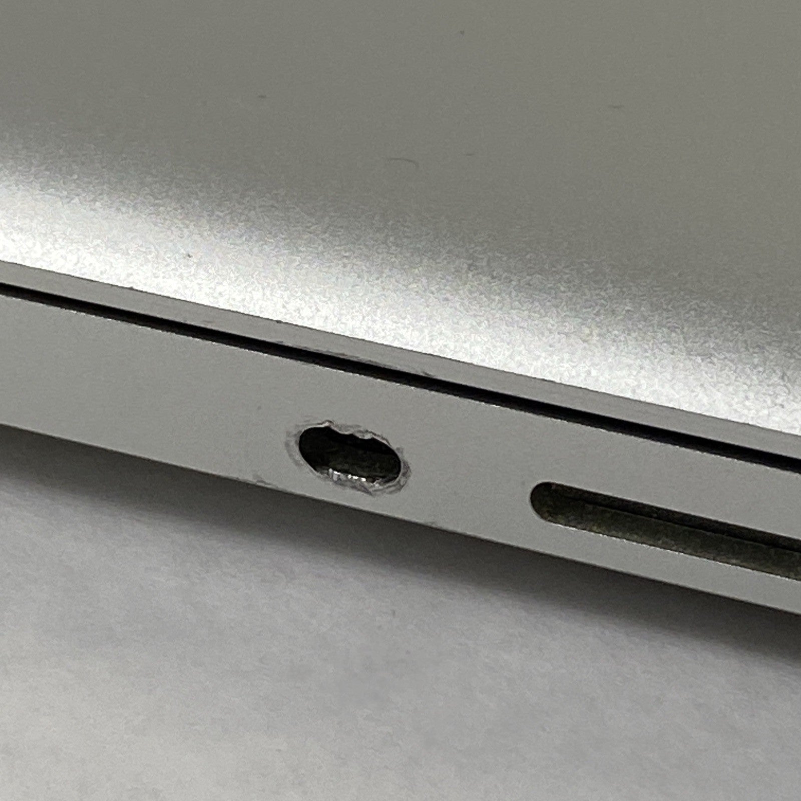 Apple MacBook Pro A1286 2009 15" Core 2 Duo 4GB RAM 320GB HDD - Service Battery8