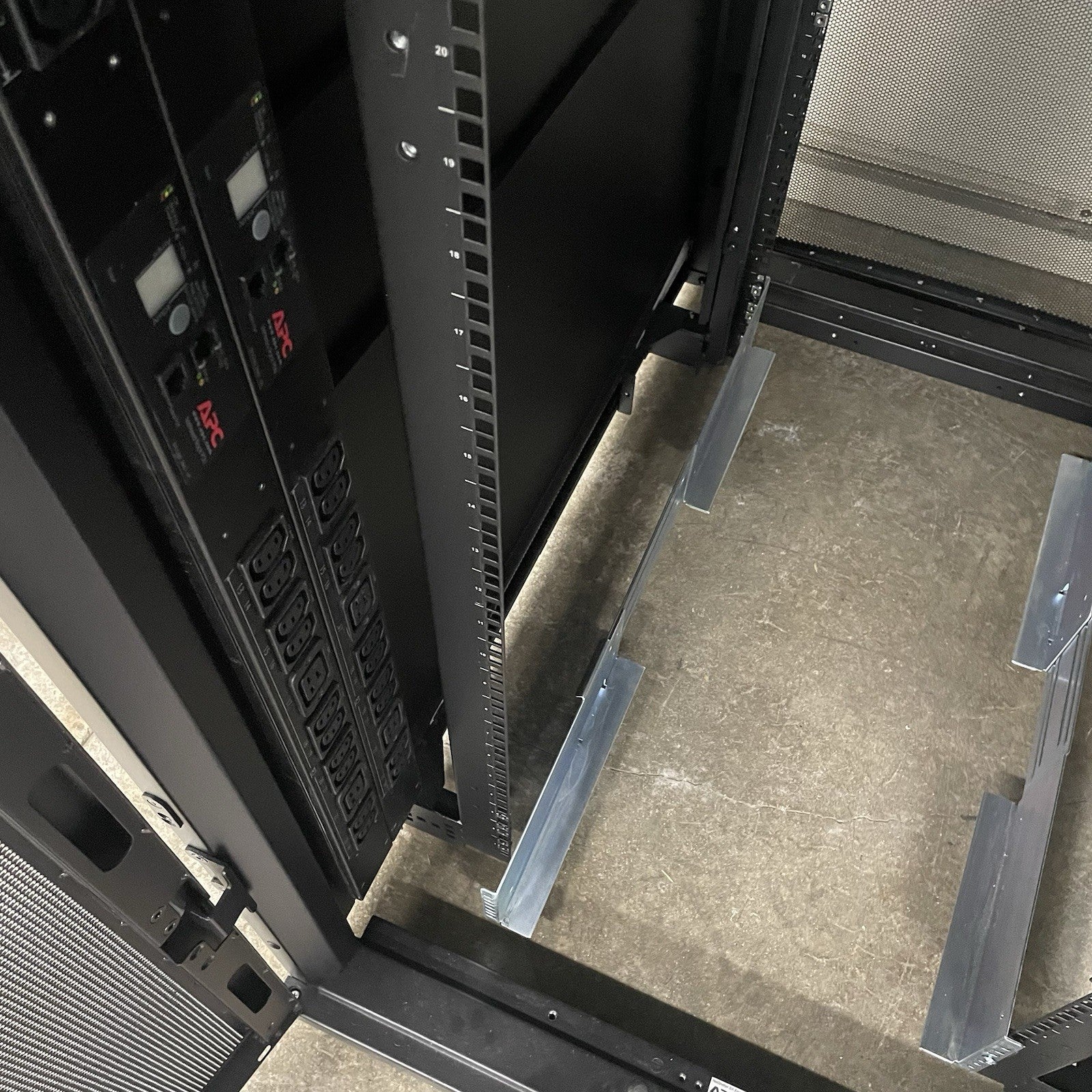 APC E242296 NetShelter SX 42U Server Rack 19" Enclosure Cabinet No Key